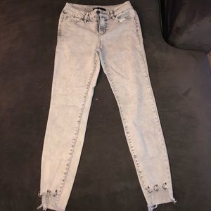 Skinny jeans with metal rings on ankles